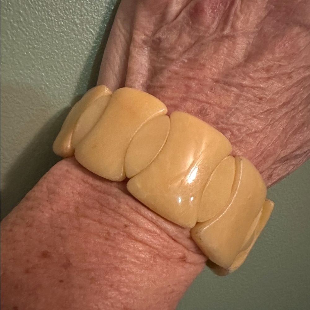 Lee Sands vintage chunky  Cream yellowish Bracelet